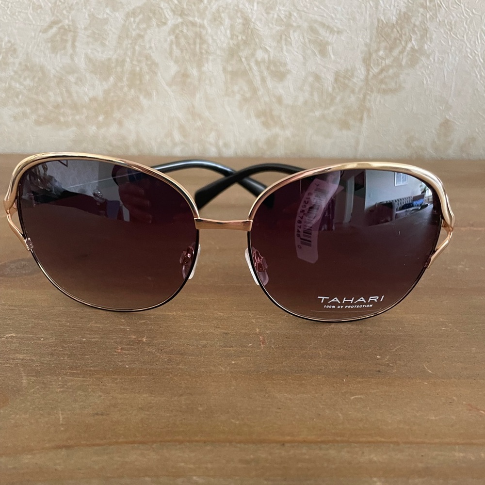 BNWT Tahari sunglasses